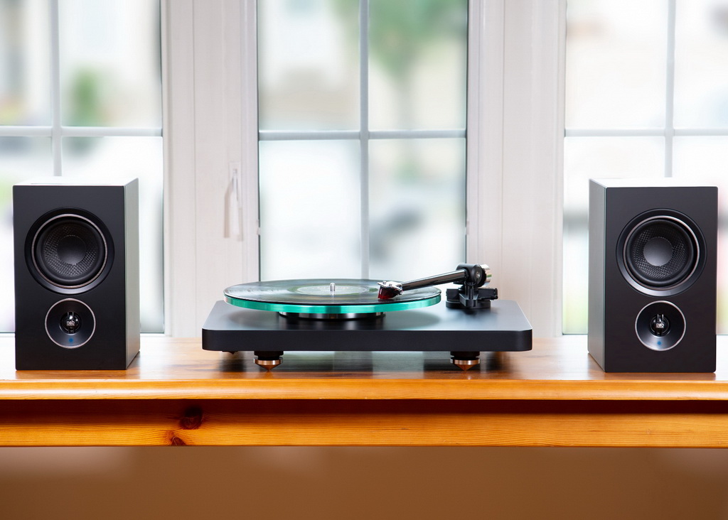 psb-alpha-iQ-speakers-withturntable.jpg psb-alpha-iQ-speakers-withturntable.jpg