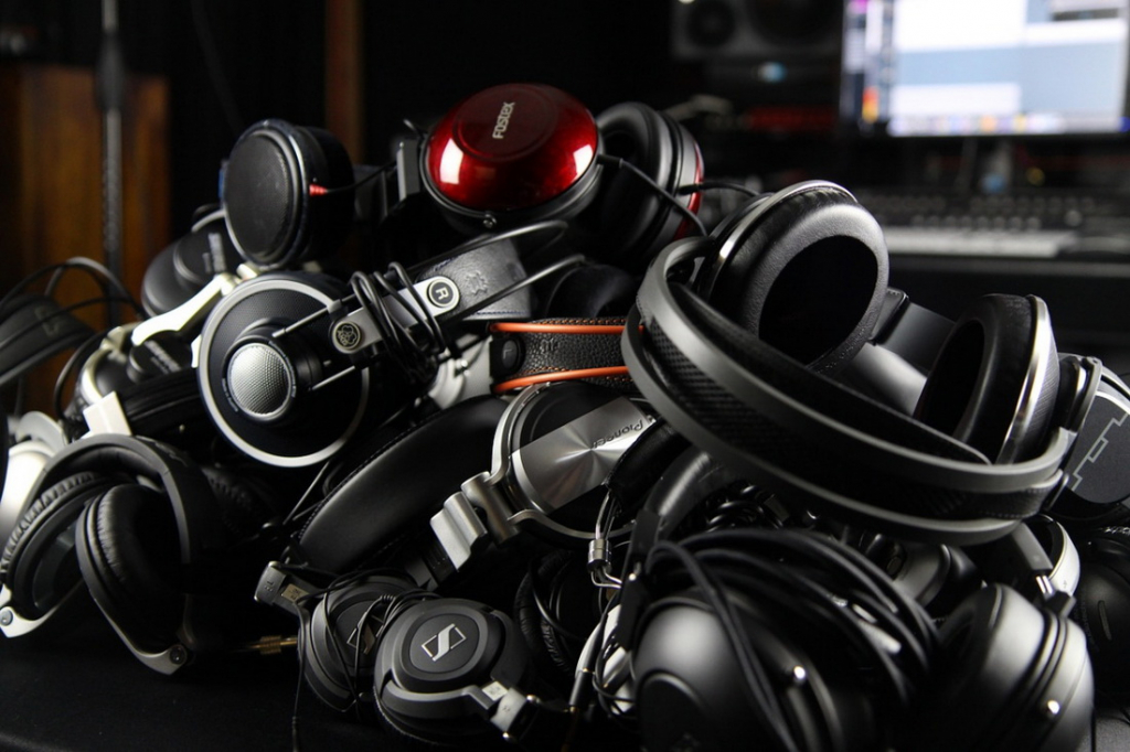 recordingstudioheadphones.jpg recordingstudioheadphones.jpg