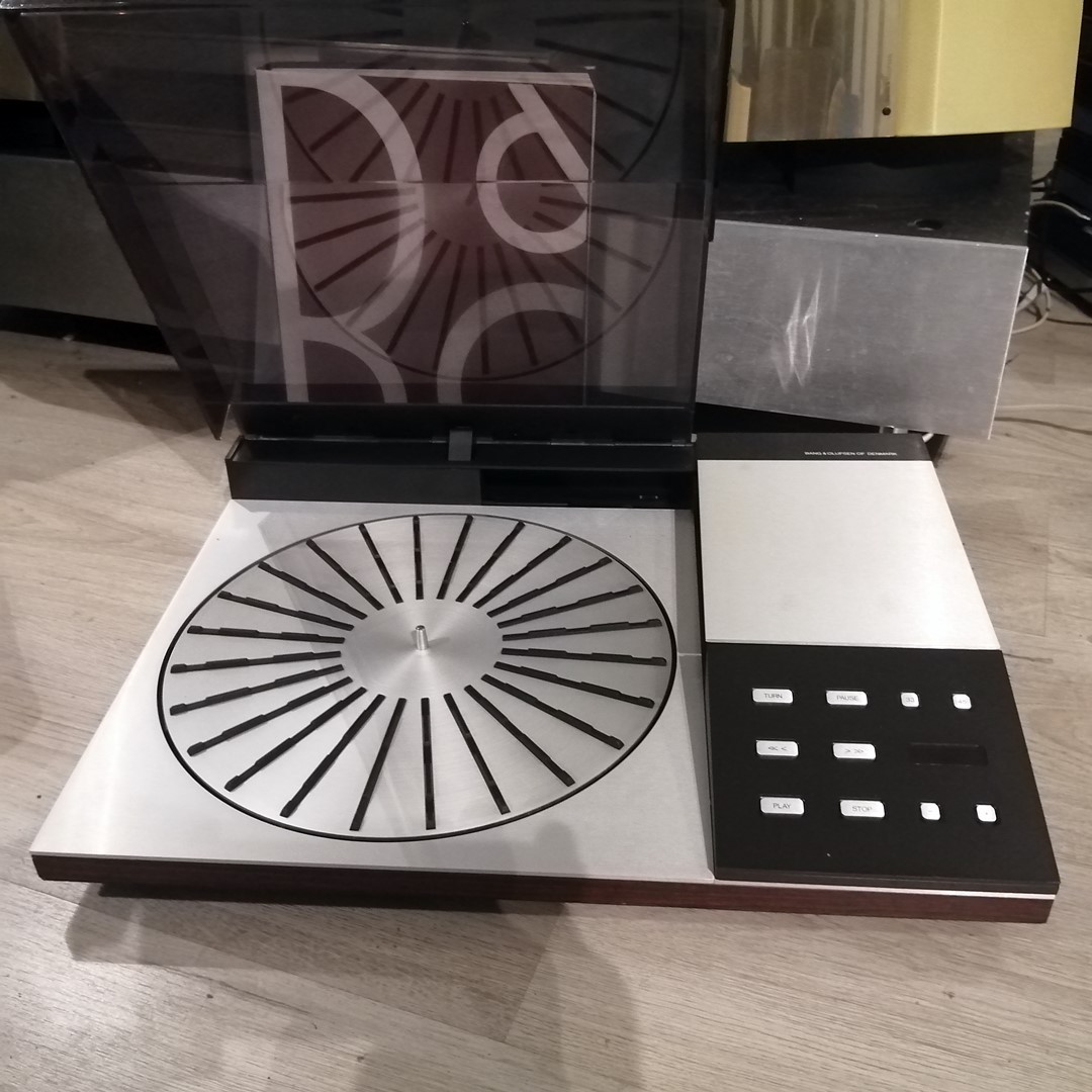 The Best Bang & Olufsen Models from the 80s 9 Beogram 8000