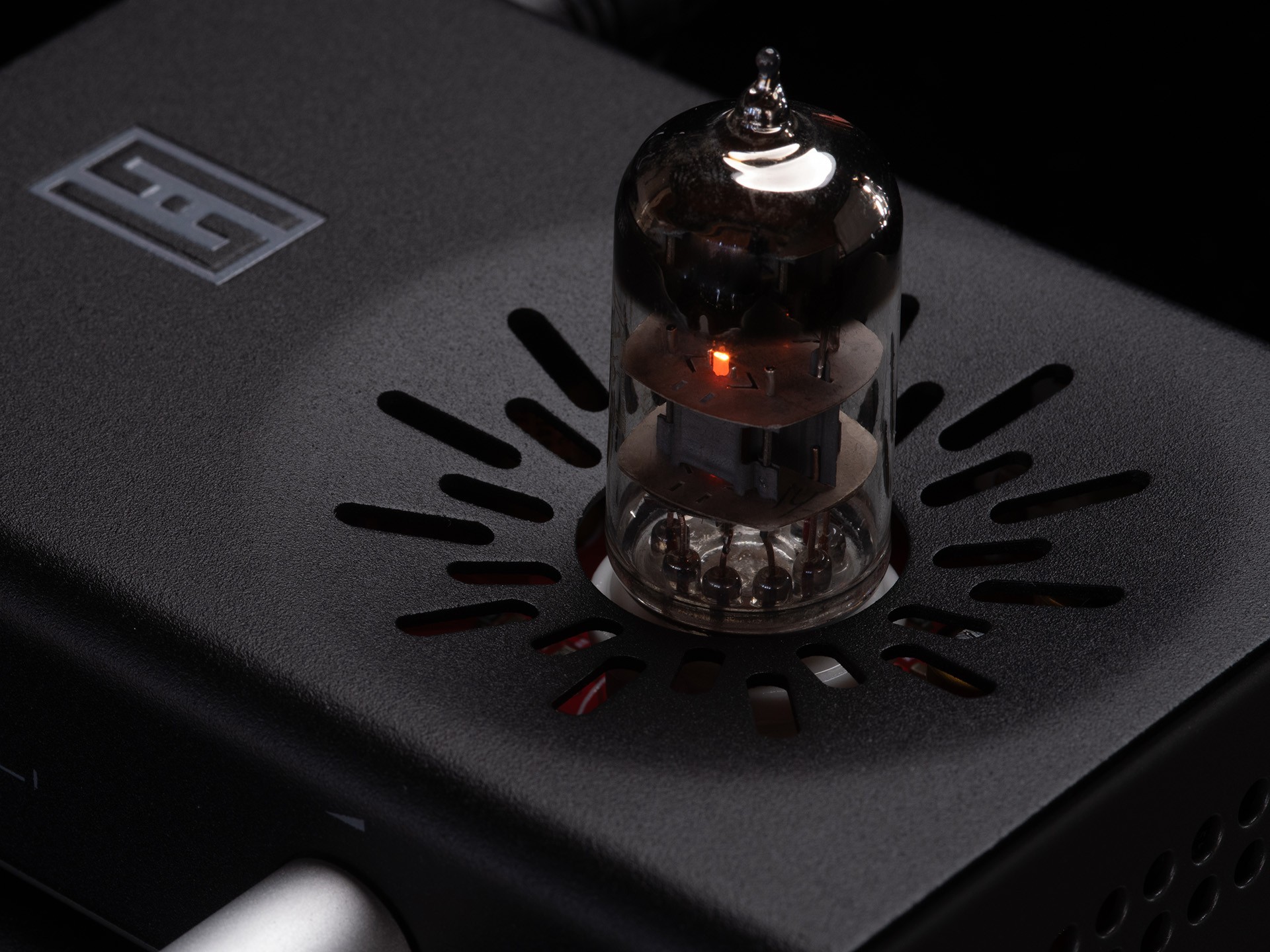 Schiit Vali 3: Updated hybrid headphone amplifier 9 Schiit Vali 3 2