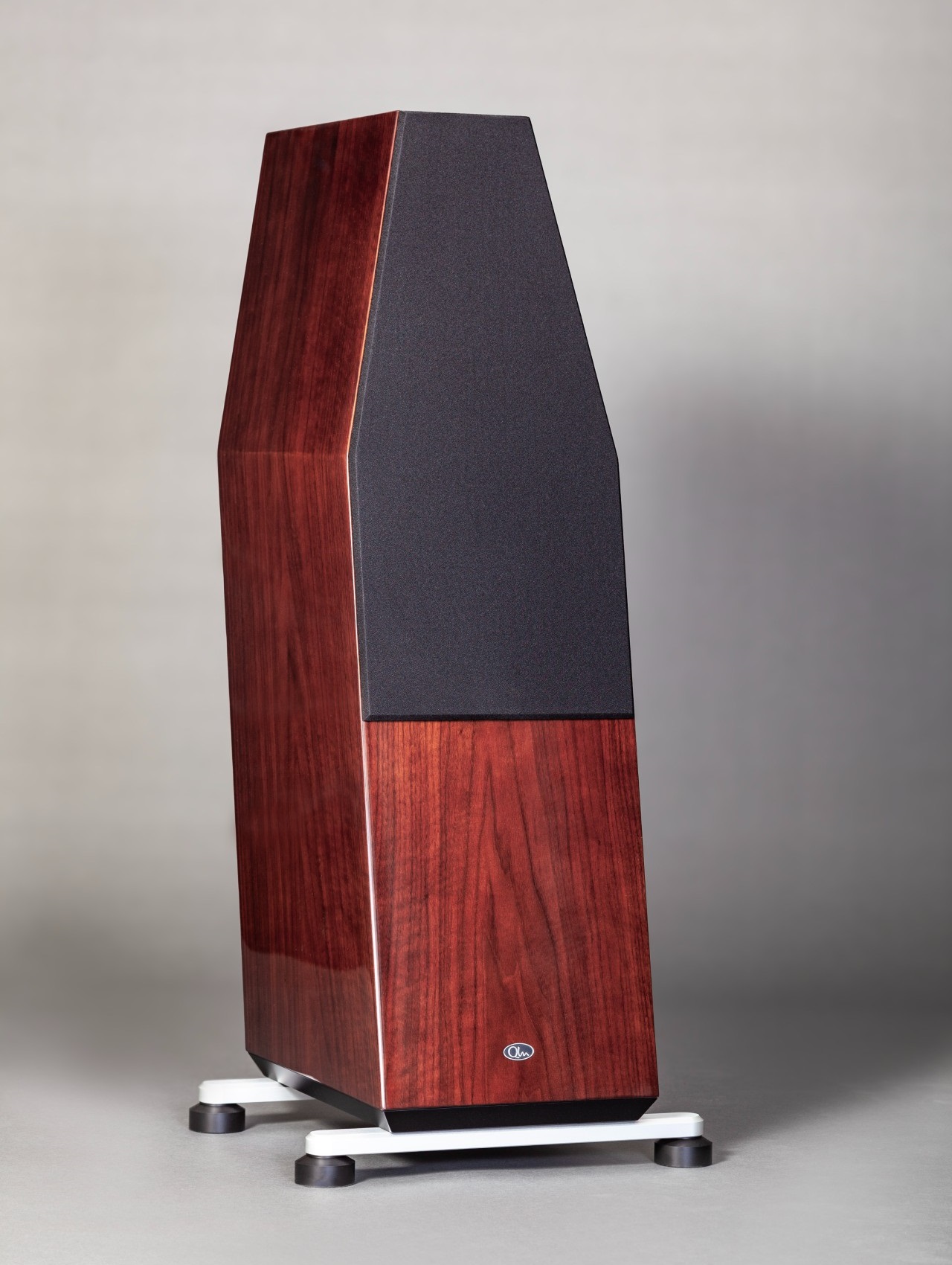 QLN unveils floorstanding Reference 9 seakers at Axpona 9 20240409153536 2024 04
