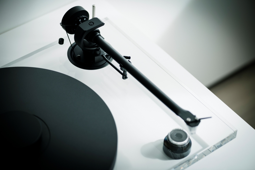 Pro-Ject XA B: Acrylic turntable for high-end sound with a transparent look 10 The XA B features a high-quality 10-inch aluminum tonearm with a solid bearing construction. (Image: Pro-Ject)
