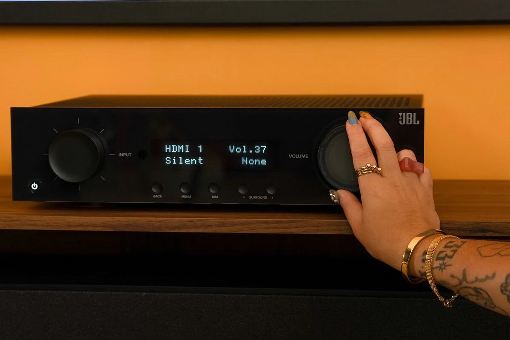 81_LS_JBL_MA510BLK_TightProductWithHandOnControls_PDPDetail_81_01420_R1 (1).jpg