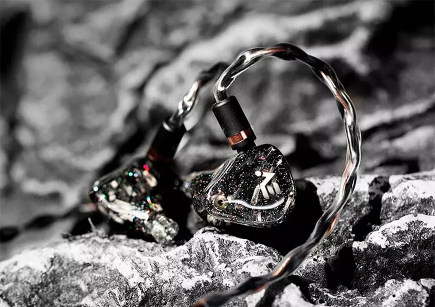 Shanling AE10: In-ear headphones with 10 armature drivers 10 Shanling AE10 In-Ear Headphones with Ten Armature Drivers