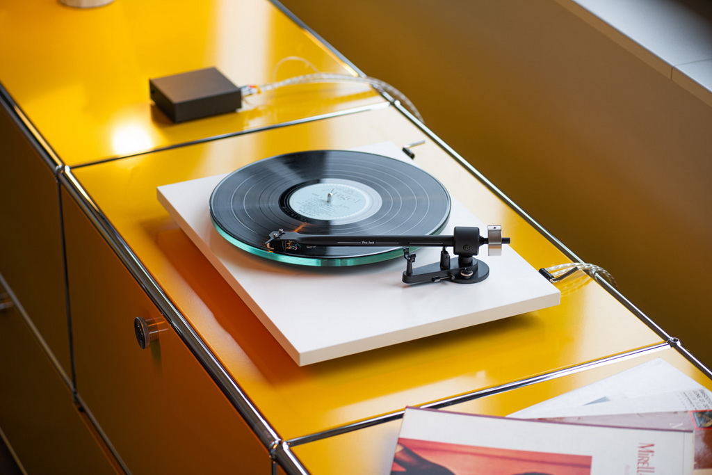 T2-Super-Phono-White-Lifestyle-2.LOW_.jpg T2-Super-Phono-White-Lifestyle-2.LOW_.jpg