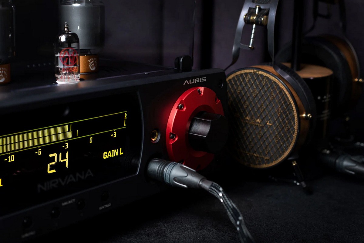 Auris Nirvana VI: Multifunctional Headphone amplifier with tubes 8 The new amplifier is a tube device, based on American 6CA7 power pentodes
