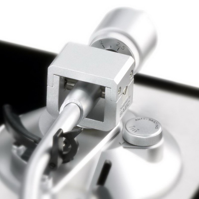 TEAC TN-4D Turntable: Direct Drive, Quartz-Controlled with USB Output for Vinyl Digitization 10 The correction circuit utilizes low-noise operational amplifiers, specifically the NJM8080, ensuring minimal distortion and delivering high-quality, balanced audio.