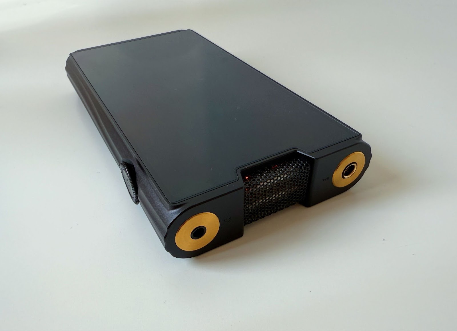 Review: Shanling M8T – A Tube-Driven Flagship That Dares to Dazzle 8 The Shanling M8T looks restrained, while it has features that distinguish it from its competitors.