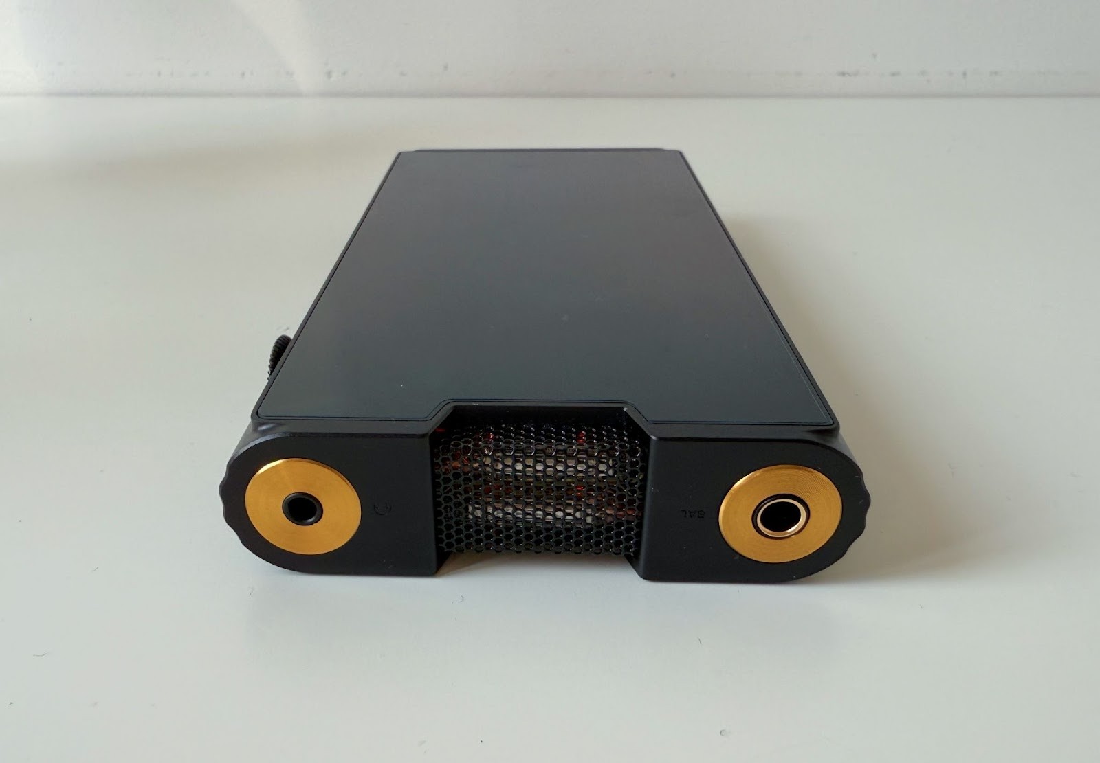 Review: Shanling M8T – A Tube-Driven Flagship That Dares to Dazzle 9 There is dual-band Wi-Fi, which is responsible for the Qualcomm WCN3980 module with MIMO technology for data transfer stability.