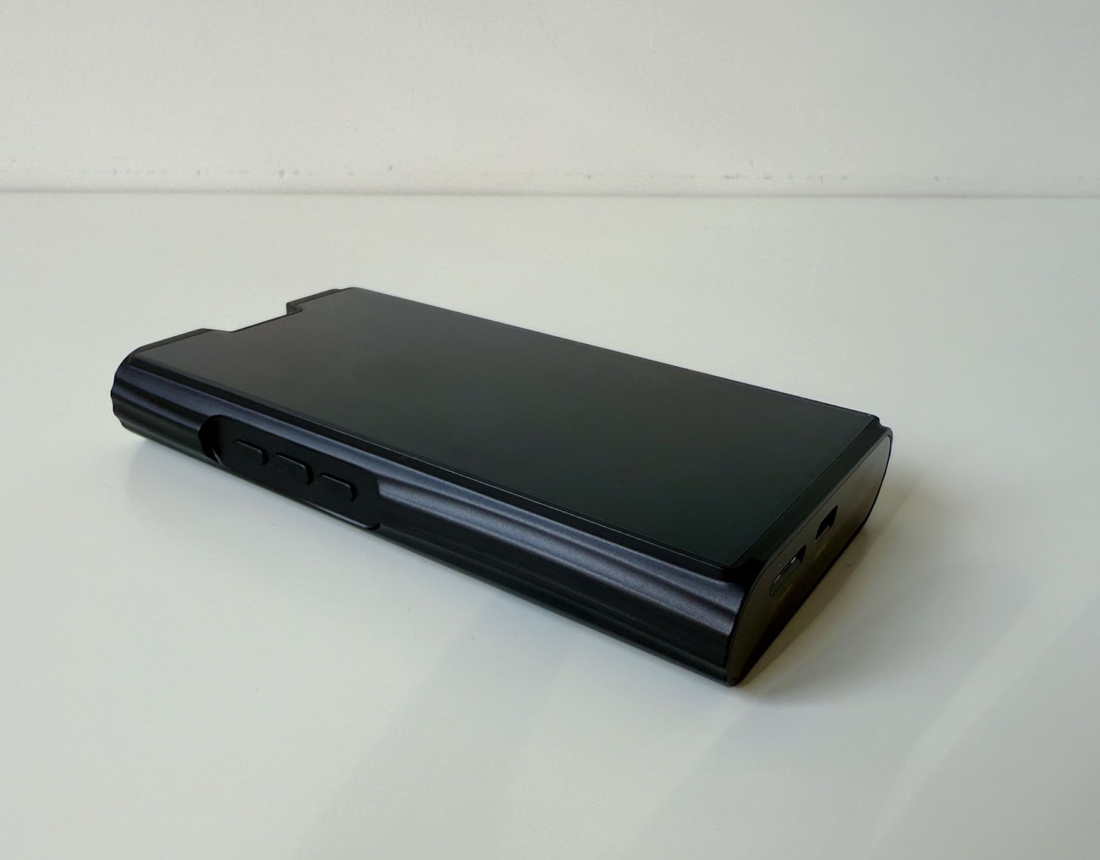 Review: Shanling M8T – A Tube-Driven Flagship That Dares to Dazzle 11 This is a player with a colorful, tasteful sound, a player for pleasure, driving and entertaining.