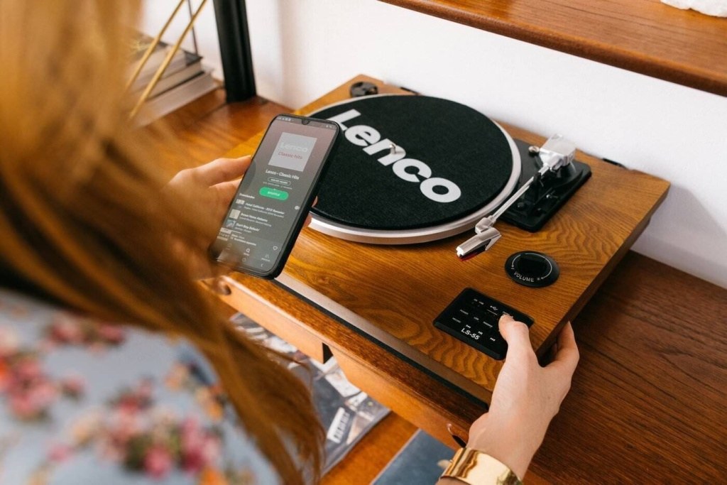Plug and Play: How to Choose the Best All-in-One Turntable 9 Plug and Play: How to Choose the Best All-in-One Turntable