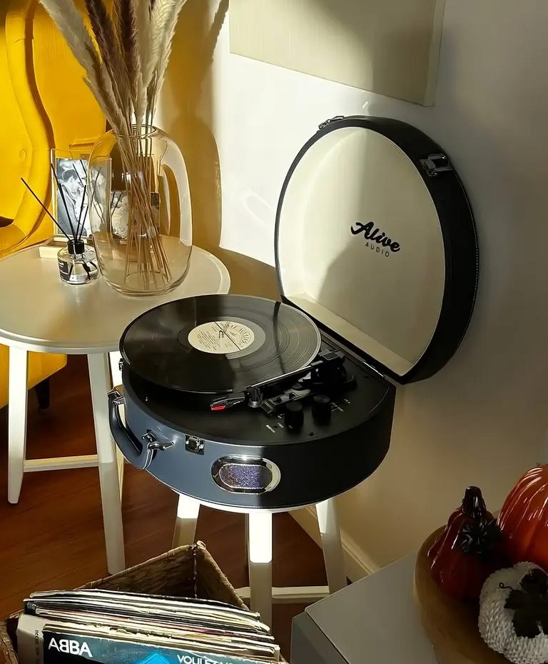 Plug and Play: How to Choose the Best All-in-One Turntable 13 Plug and Play: How to Choose the Best All-in-One Turntable