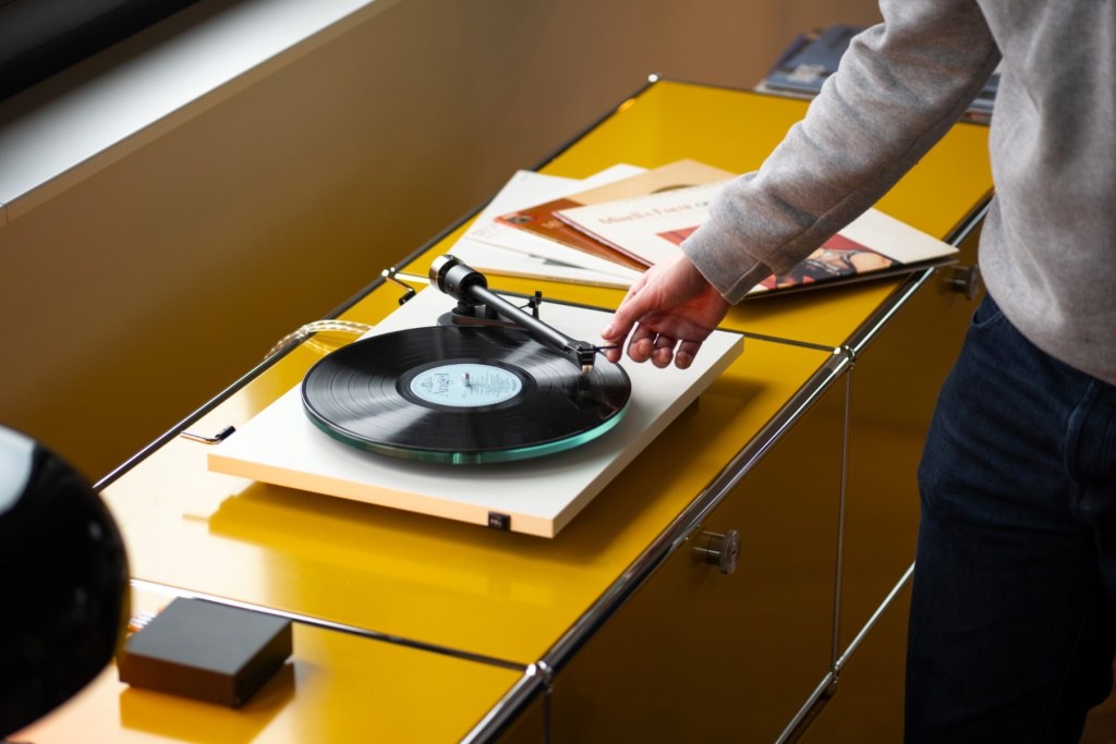 Plug and Play: How to Choose the Best All-in-One Turntable 14 Plug and Play: How to Choose the Best All-in-One Turntable