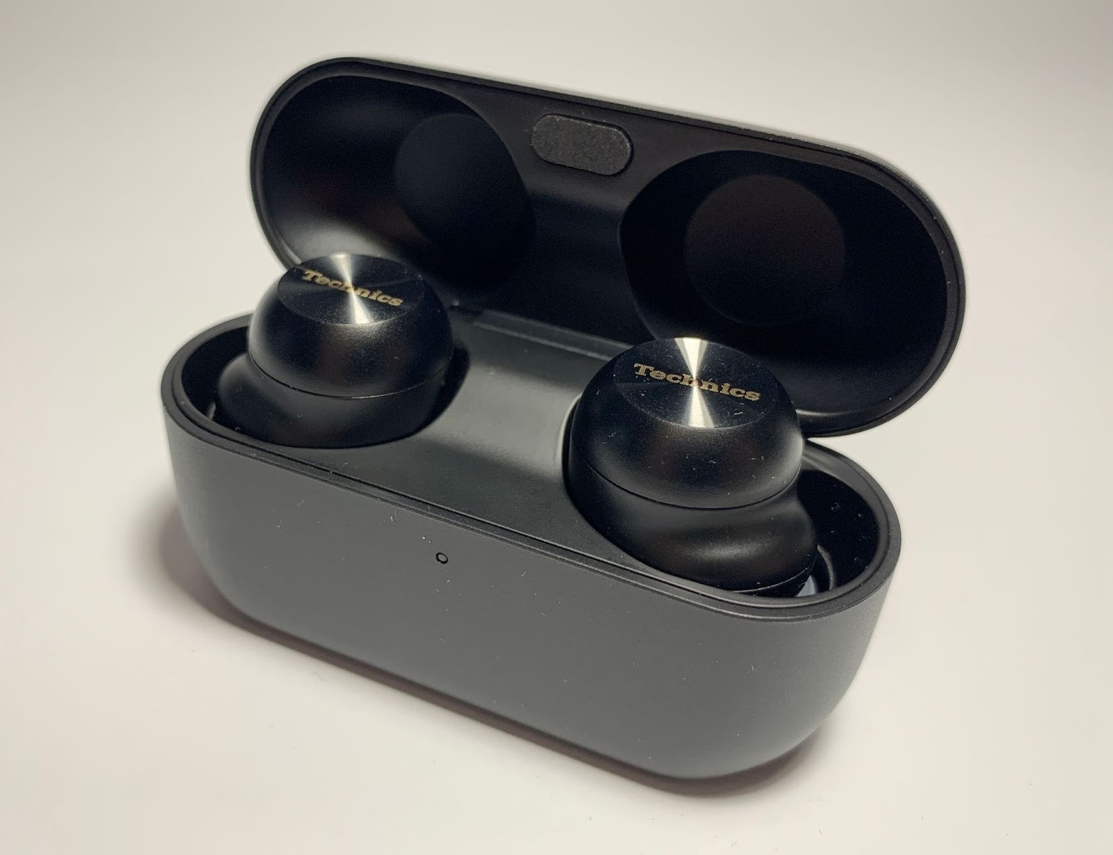 Technics AZ100 Review: Warm, Powerful, and Confidently Refined 8 The top cover is metal, with a textured coating and a gold inscription with the brand name. All other elements of the case are made of matte, slightly rough plastic that does not collect fingerprints.
