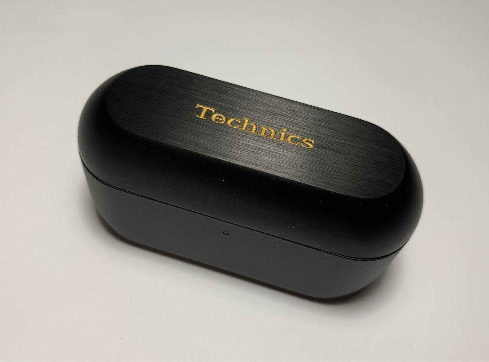 Technics AZ100 Review: Warm, Powerful, and Confidently Refined 9 Under the cover in the center is a charge level indicator, and the USB Type-C connector for charging is located on the back of the case.