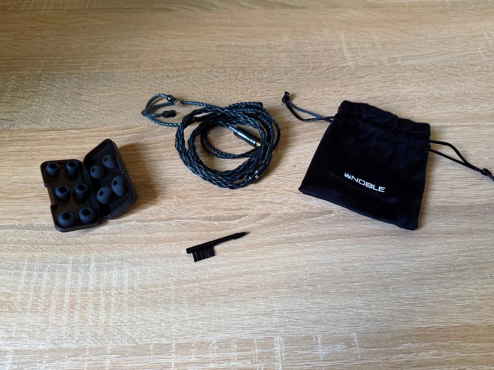 Noble Audio Van Gogh Review: The Sound of Expression 9 The set of accessories is not extremely generous, but somehow very pleasant in its laconicism
