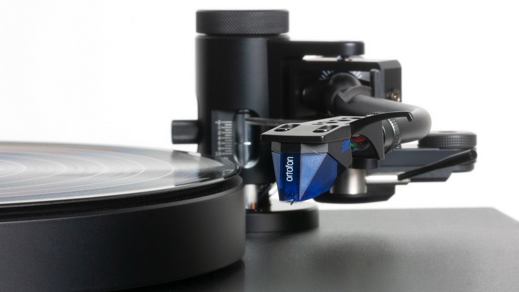 Music Hall Stealth: Audiophile-Grade Direct Drive Turntable Returns After 20 Years 9 The tonearm's output wiring is mounted internally, with a pair of RCA jacks and a ground terminal.