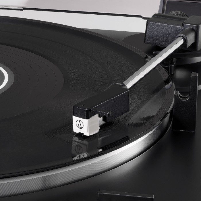Audio-Technica AT-LP60X Review: The Perfect Turntable for Vinyl Beginners 9 Probably one of the biggest advantages for beginners will be the presence of fully automatic control.
