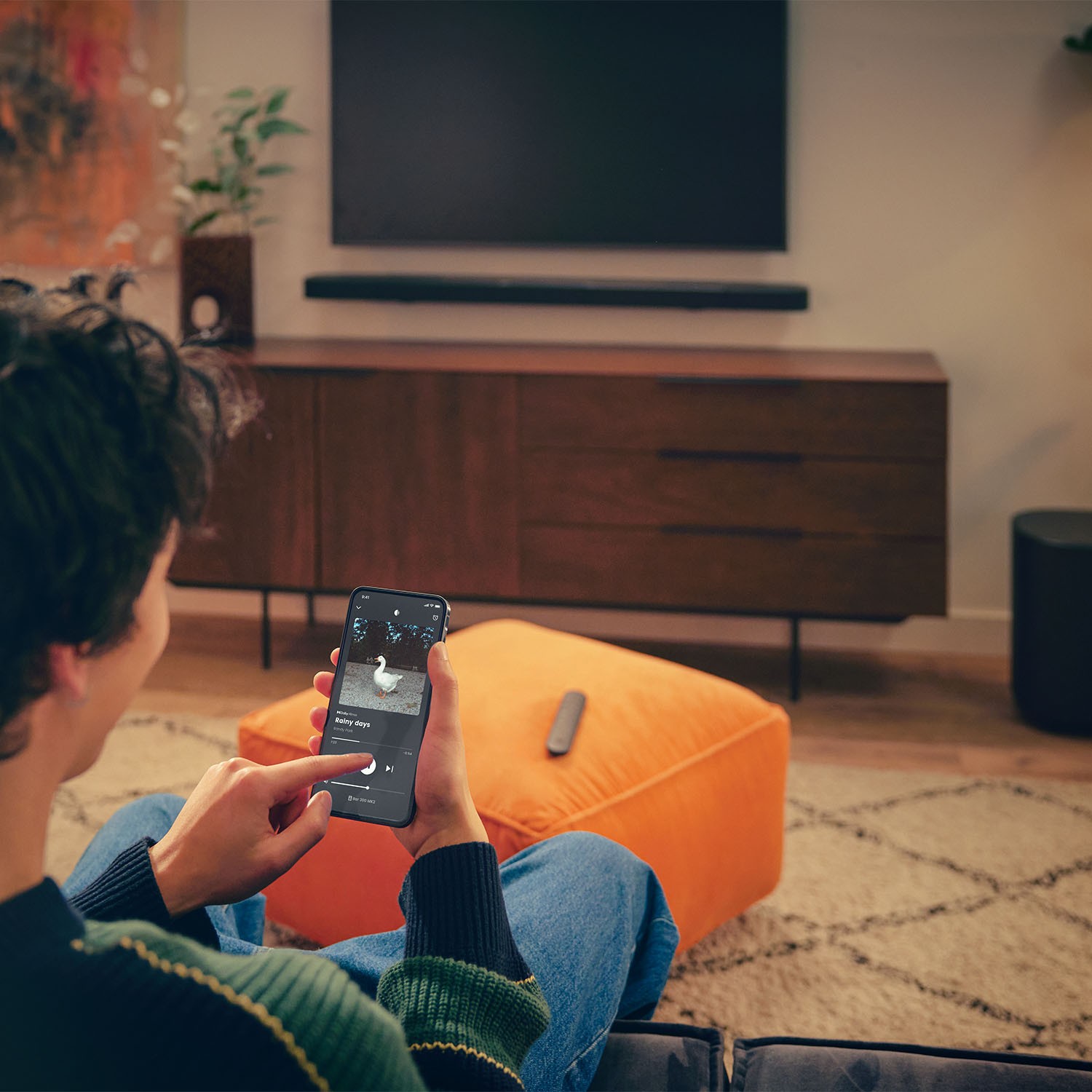 JBL BAR 1000MK2: Cinematic Power Without the Cable Chaos 11 The JBL BAR 1000MK2 turns on and off with your TV, and you can control the volume with your existing TV remote. Everything is automatic, so you can focus on enjoying the great sound.
