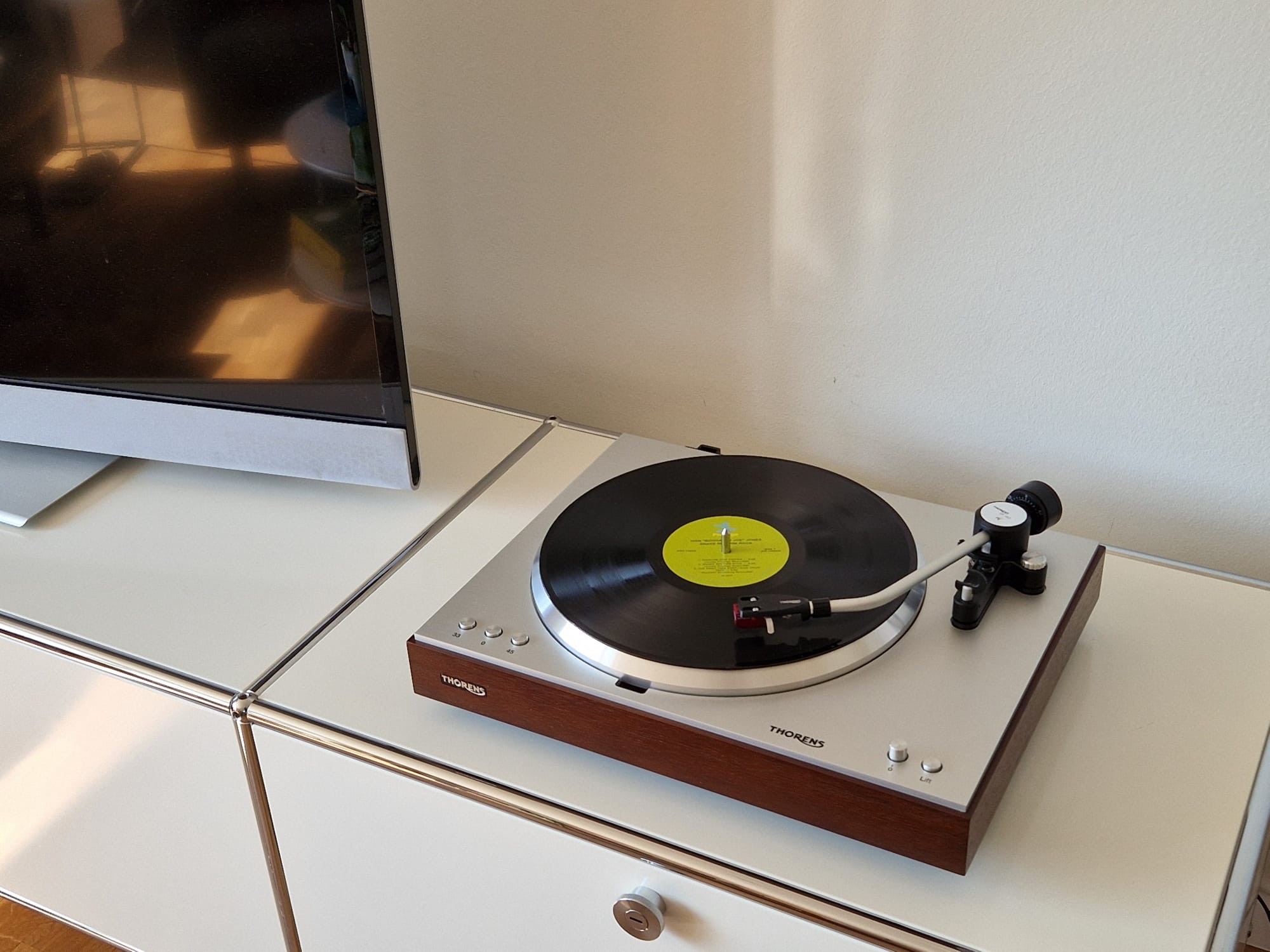 Thorens TD 404 DD: The Return of a True Analog Legend 8 With the new TD 404 DD turntable, Thorens once again sets standards in high-quality turntable manufacturing.