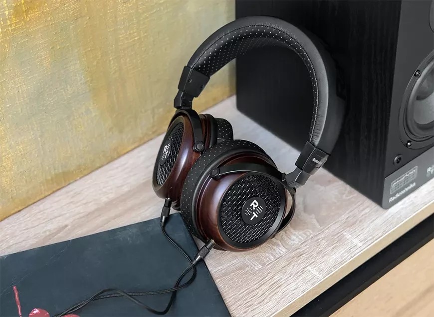 Radiotehnika Feylon: Premium Open-Back Headphones Crafted for Pure, Natural Sound 11 A detachable cable, convenient side markings, and a 6.3mm to 3.5mm adapter make connection simple.