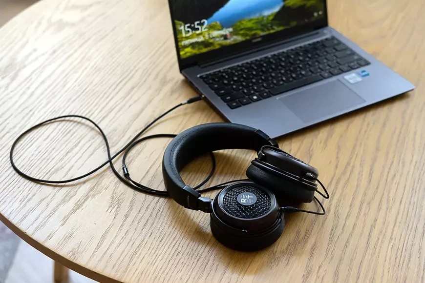 Radiotehnika Feylon: Premium Open-Back Headphones Crafted for Pure, Natural Sound 9 The open acoustic design of the Radiotehnika Feylon headphones provides a spacious soundstage, and the combination of wood and metal in the earcups provides the necessary level of reliability.