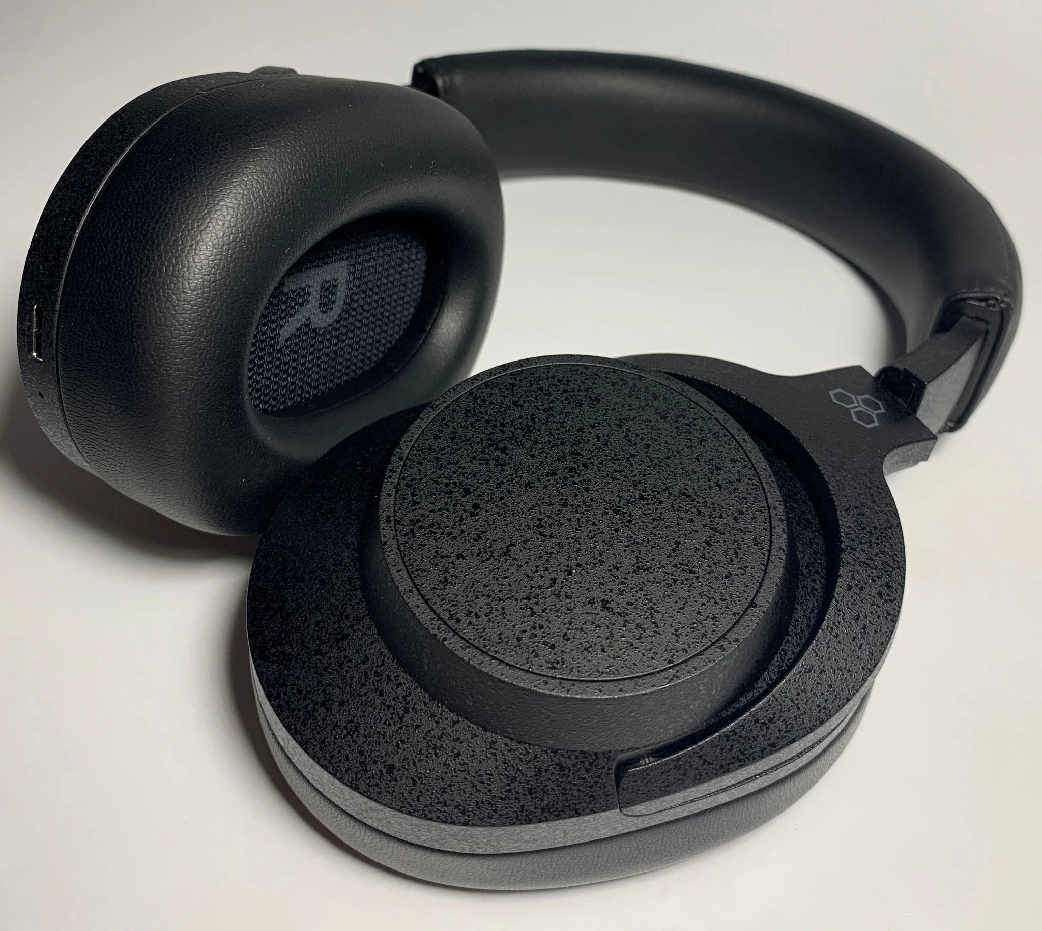 Final Audio UX5000 Review: Flagship Wireless Headphones with Powerful ANC and Rich Sound 16 This is undoubtedly the flagship of the Japanese brand, but not the absolute flagship in the world of wireless models in general.