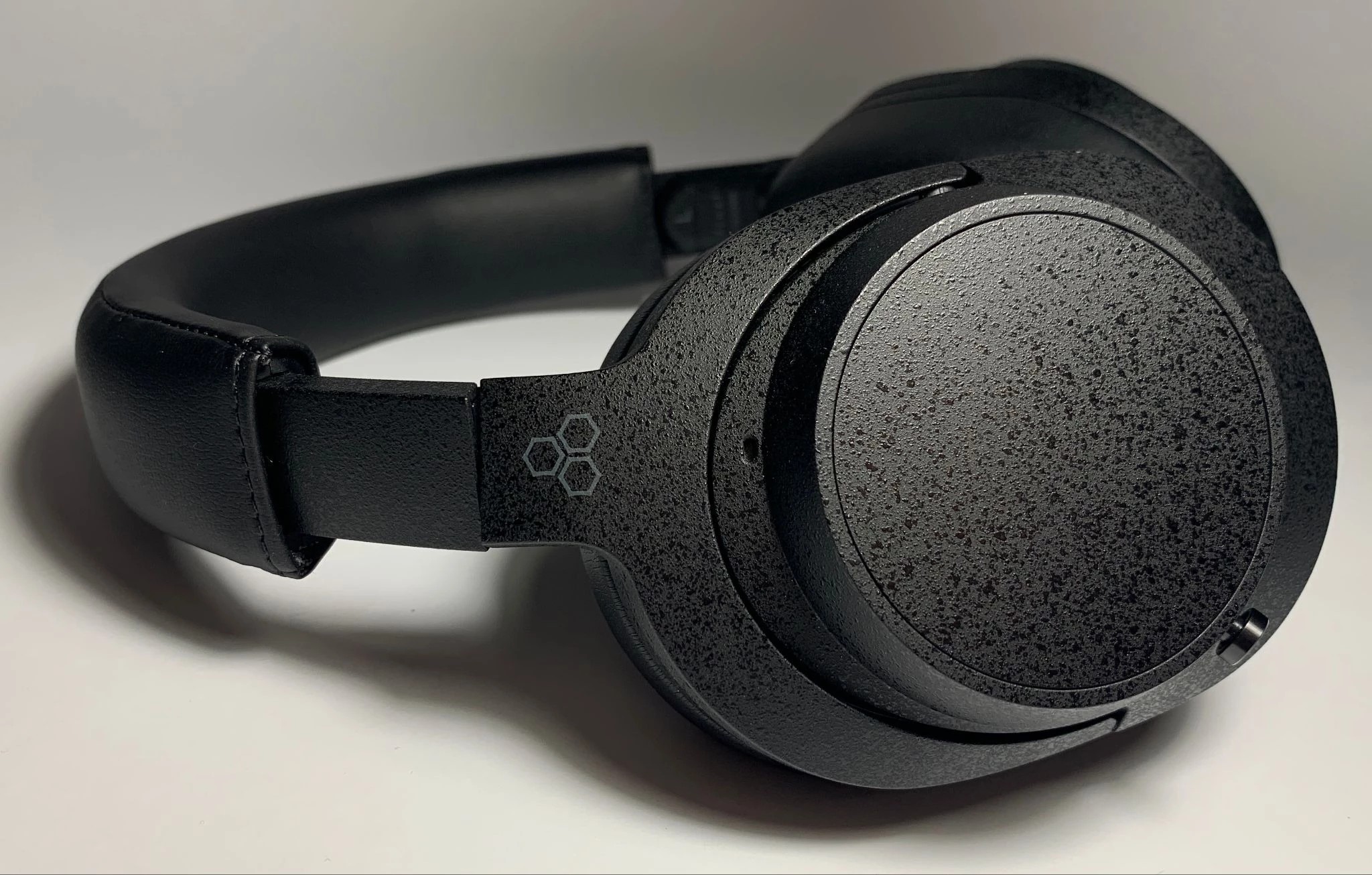 Final Audio UX5000 Review: Flagship Wireless Headphones with Powerful ANC and Rich Sound 15 The headphones have a thick, rich and weighty sound. The emphasis is on depth, low frequencies and the overall weight of the presentation.