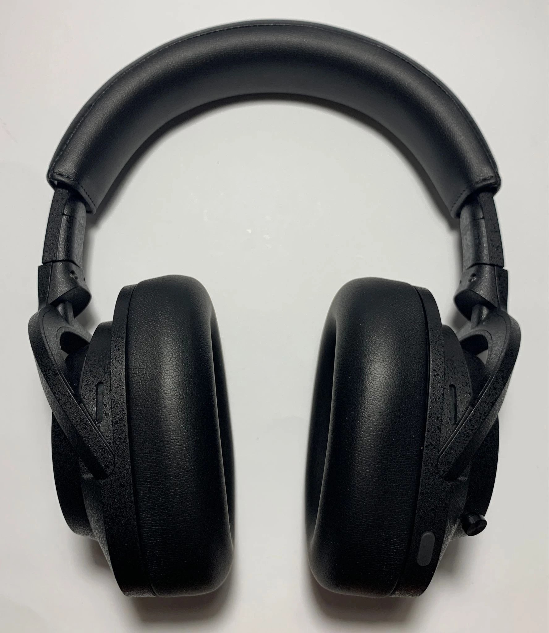 Final Audio UX5000 Review: Flagship Wireless Headphones with Powerful ANC and Rich Sound 13 For everyday listening to music, I would advise using the transparency mode: it is safer and does not negatively affect the sound quality