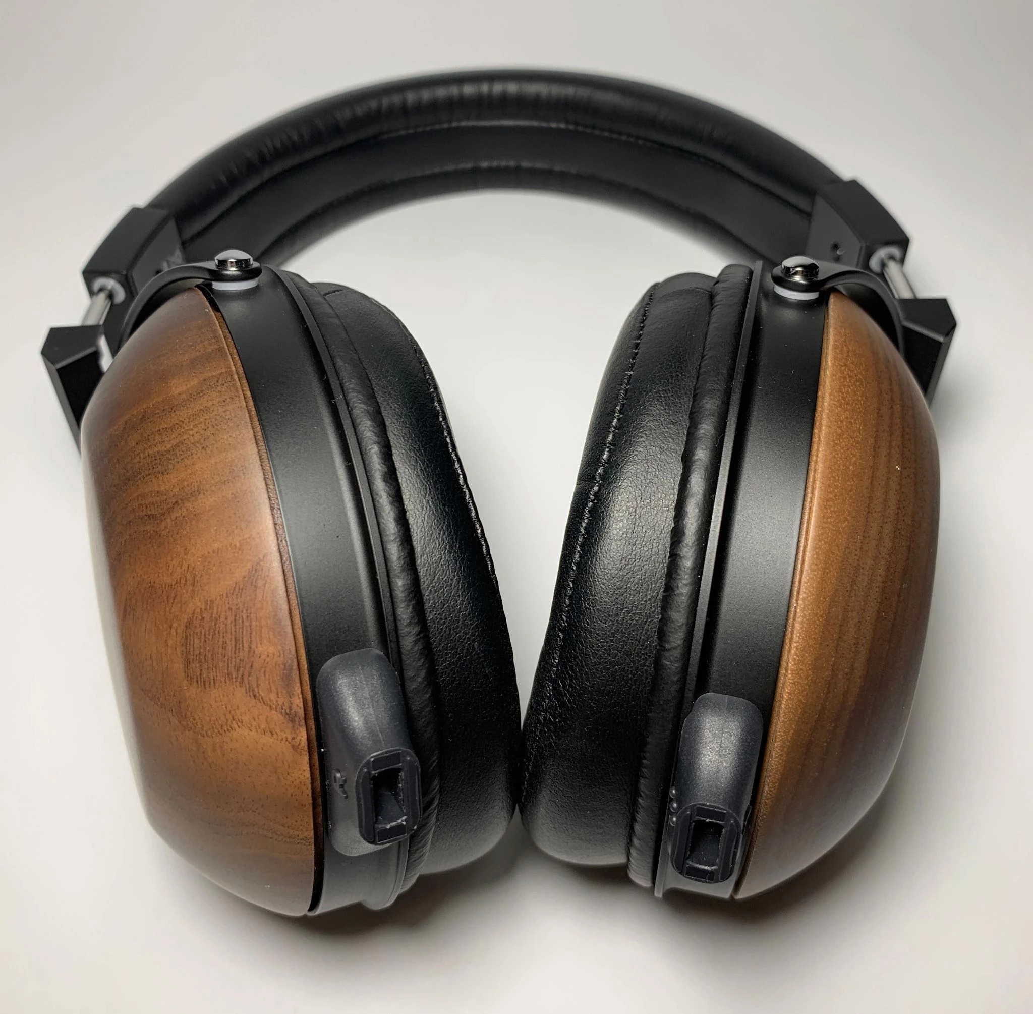Best Audiophile Headphones 2025: Wired Full-Size Ranking 16 These are closed full-size headphones with 50 mm Biodyna dynamic drivers made of biocellulose, installed in cups made of natural black walnut.