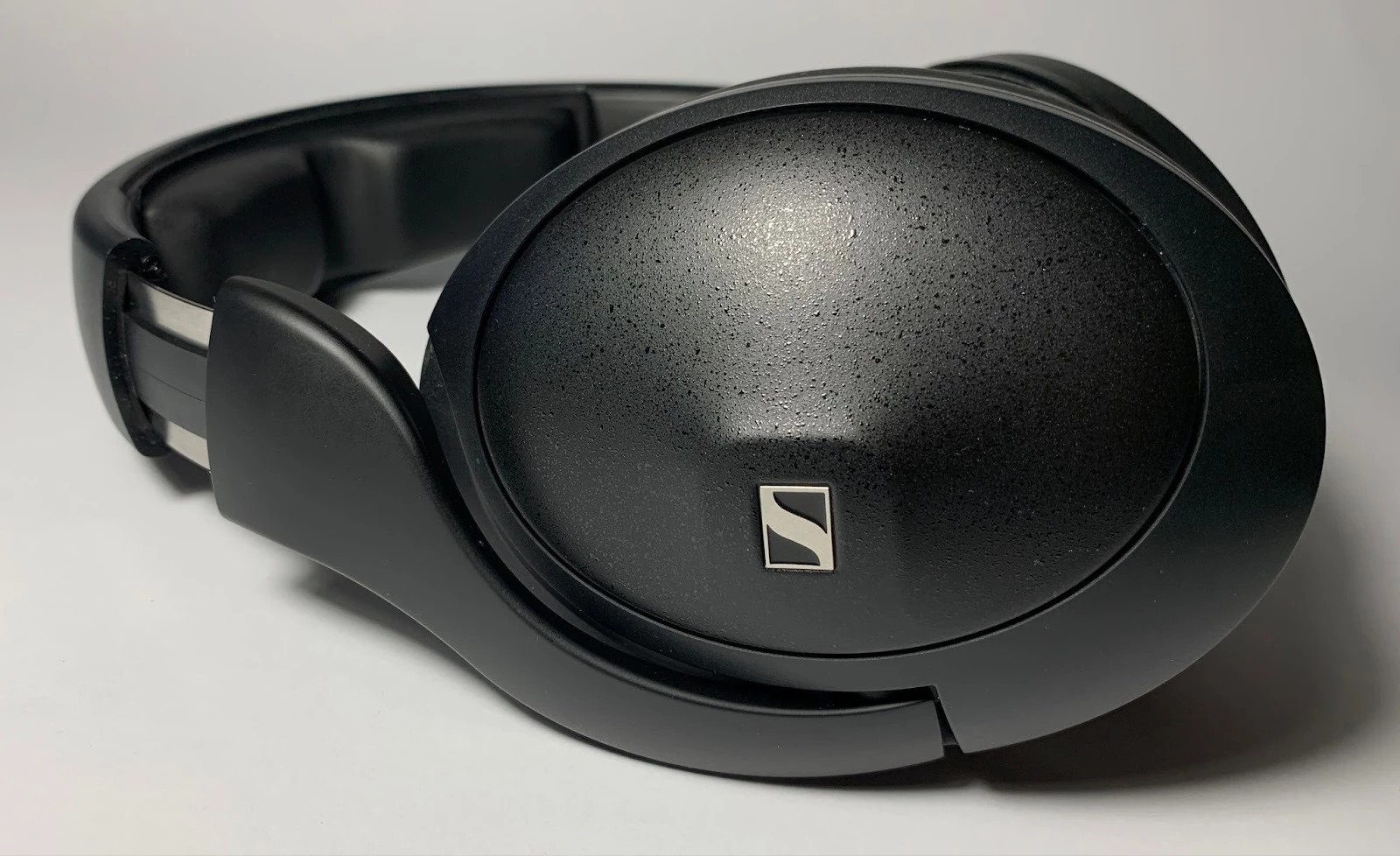 Best Audiophile Headphones 2025: Wired Full-Size Ranking 14 This is a full-size dynamic closed model, created for those who want to get the brand's signature softness and naturalness, but with an emphasis on depth, weight and energy of sound.