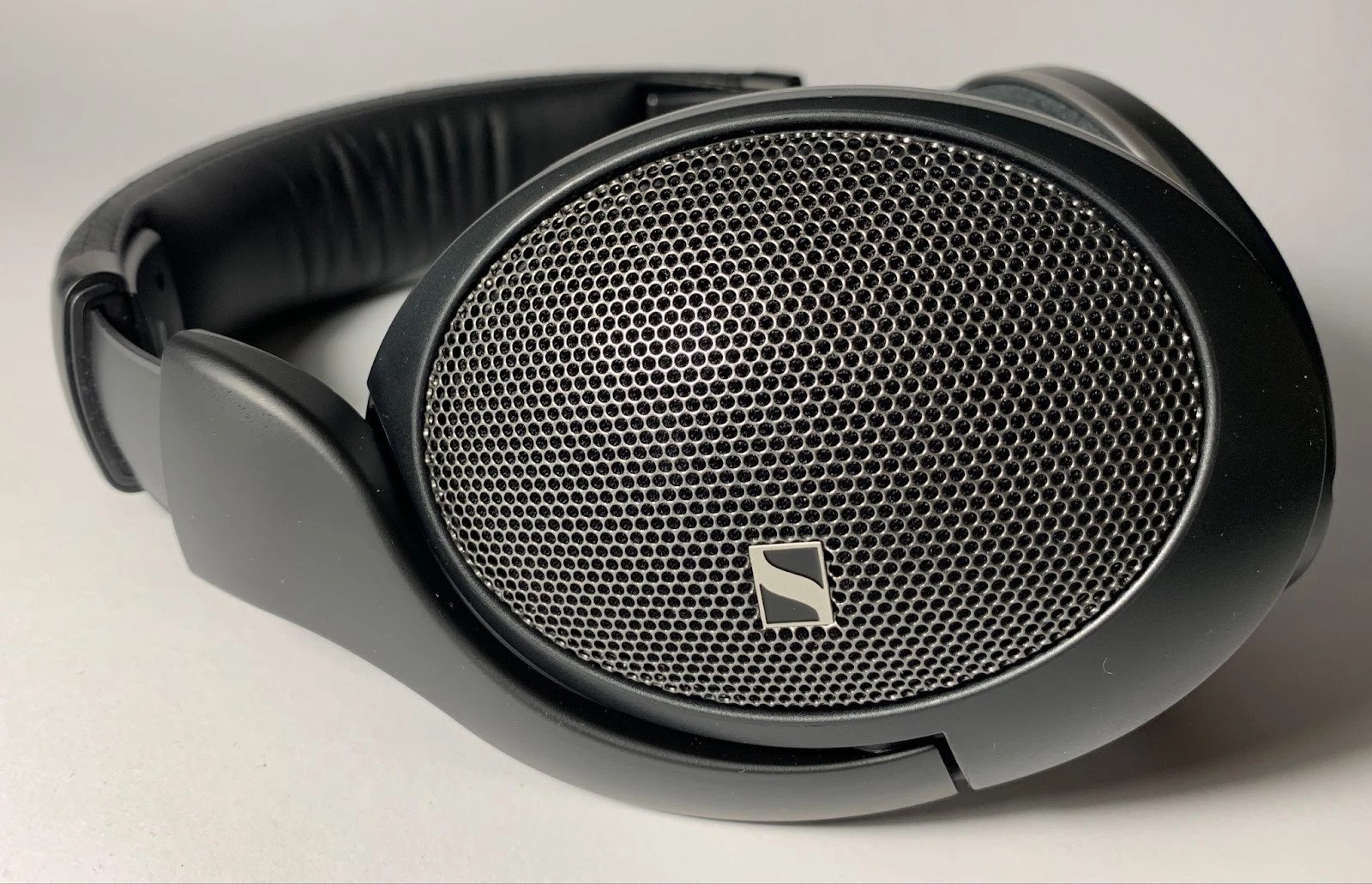 Best Audiophile Headphones 2025: Wired Full-Size Ranking 12 Structurally, the HD 550 are as light and ergonomic as possible. The weight is only 237 grams, which is almost a record for full-back headphones of this class.
