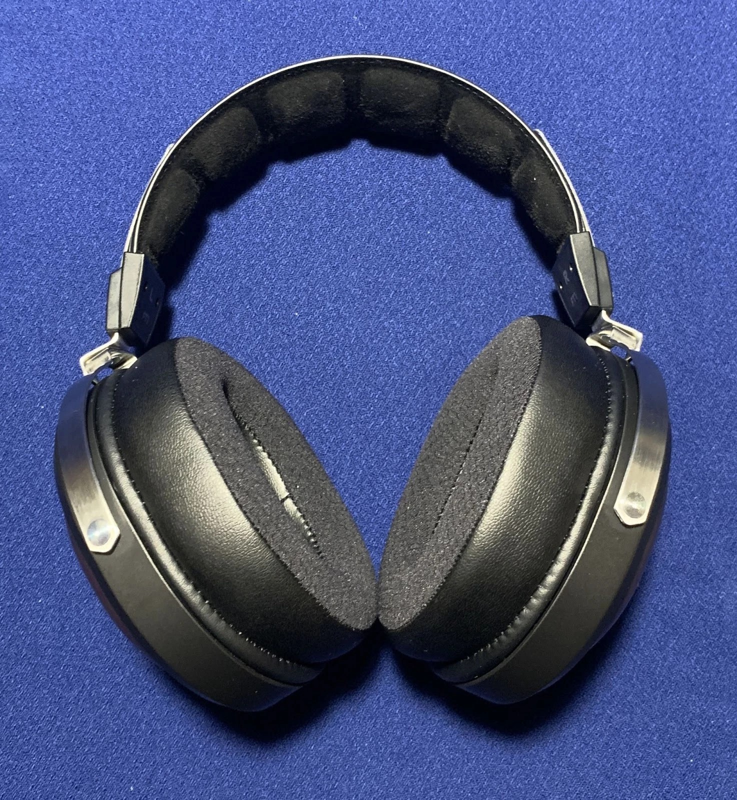 Best Audiophile Headphones 2025: Wired Full-Size Ranking 10 The FiiO FT1 look much more expensive than they cost. The large cups combine rounded and oval shapes, and the main visual feature is the natural wooden cases - in my case, walnut. This is a rarity for this price category, and the wood itself gives the headphones a premium look.