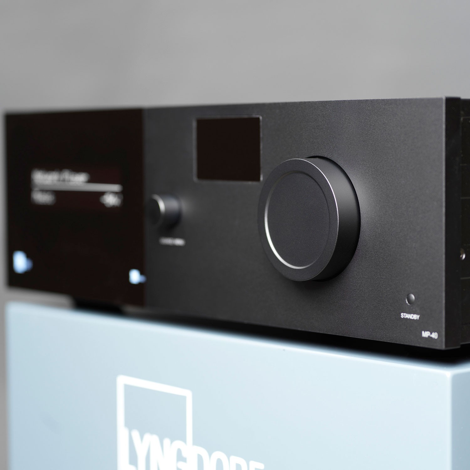 Lyngdorf MP-40 2.1: The brain of a home cinema that actually understands your room 10 The MP-40 2.1 fully supports the latest surround sound formats such as Dolby Atmos, DTS:X Pro and AURO-3D. You get 3 x HDMI in and 2 x HDMI out with HDMI 2.1, including eARC, Dynamic Lip-Sync and QMS (Quick Media Switching), as well as the latest formats in decoding and post-processing.