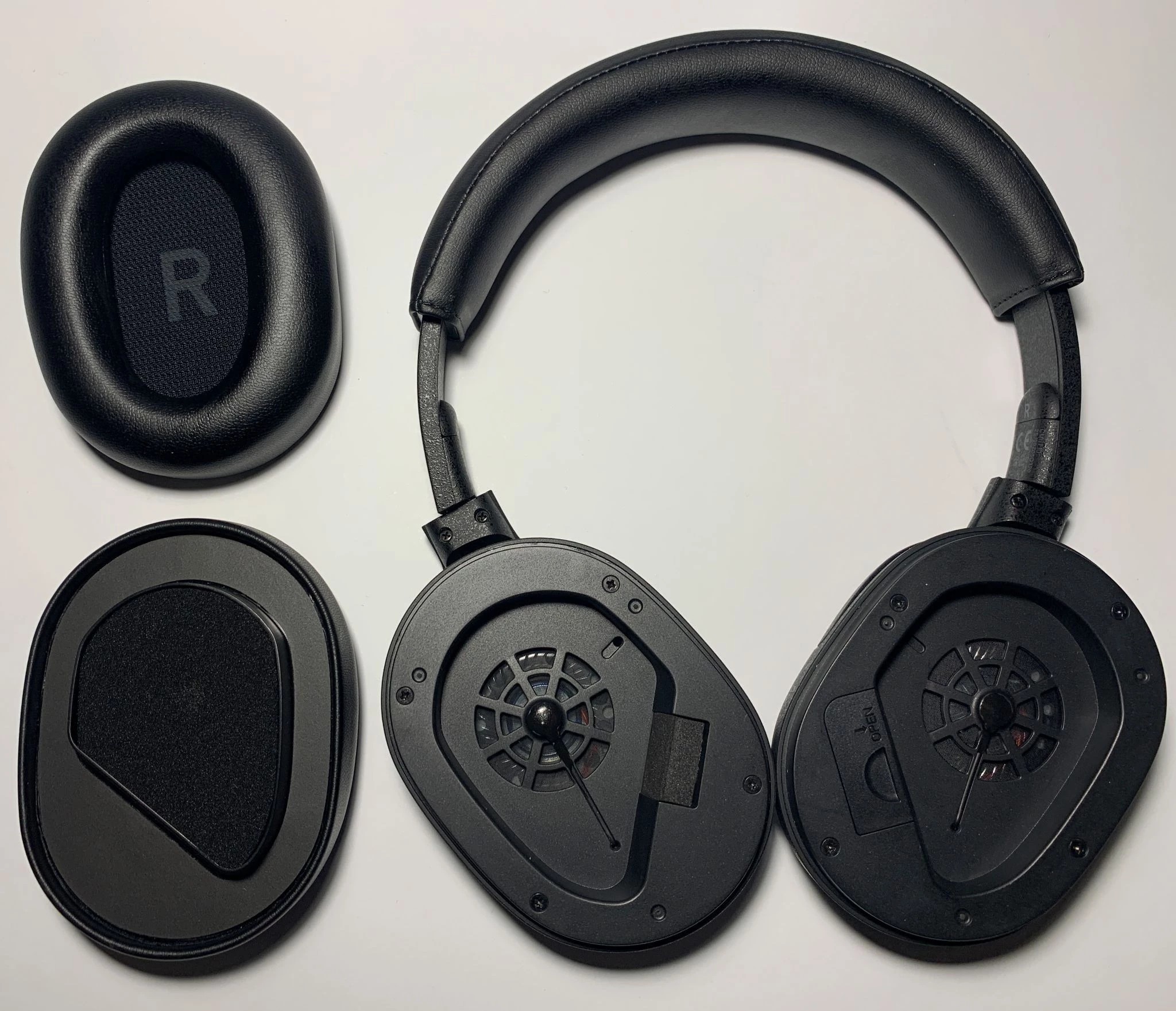 Final Audio UX5000 Review: Flagship Wireless Headphones with Powerful ANC and Rich Sound 9 The earcups are held on by magnets and are easily removable, so if necessary, they can be replaced without any problems