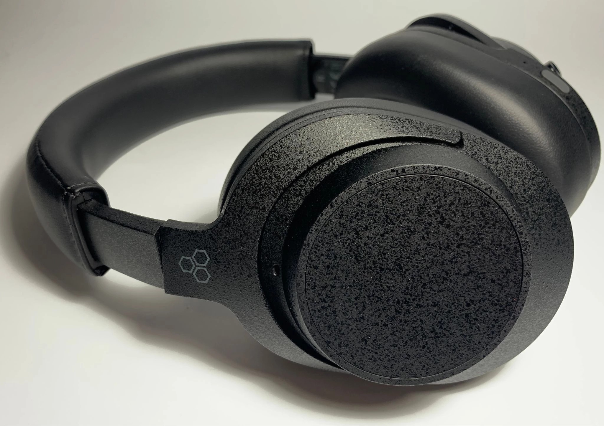 Final Audio UX5000 Review: Flagship Wireless Headphones with Powerful ANC and Rich Sound 8 The design of the headphones and cups here is very restrained: smooth lines are combined with clear chopped shapes, and in general the model looks minimalistic, without attracting unnecessary attention.