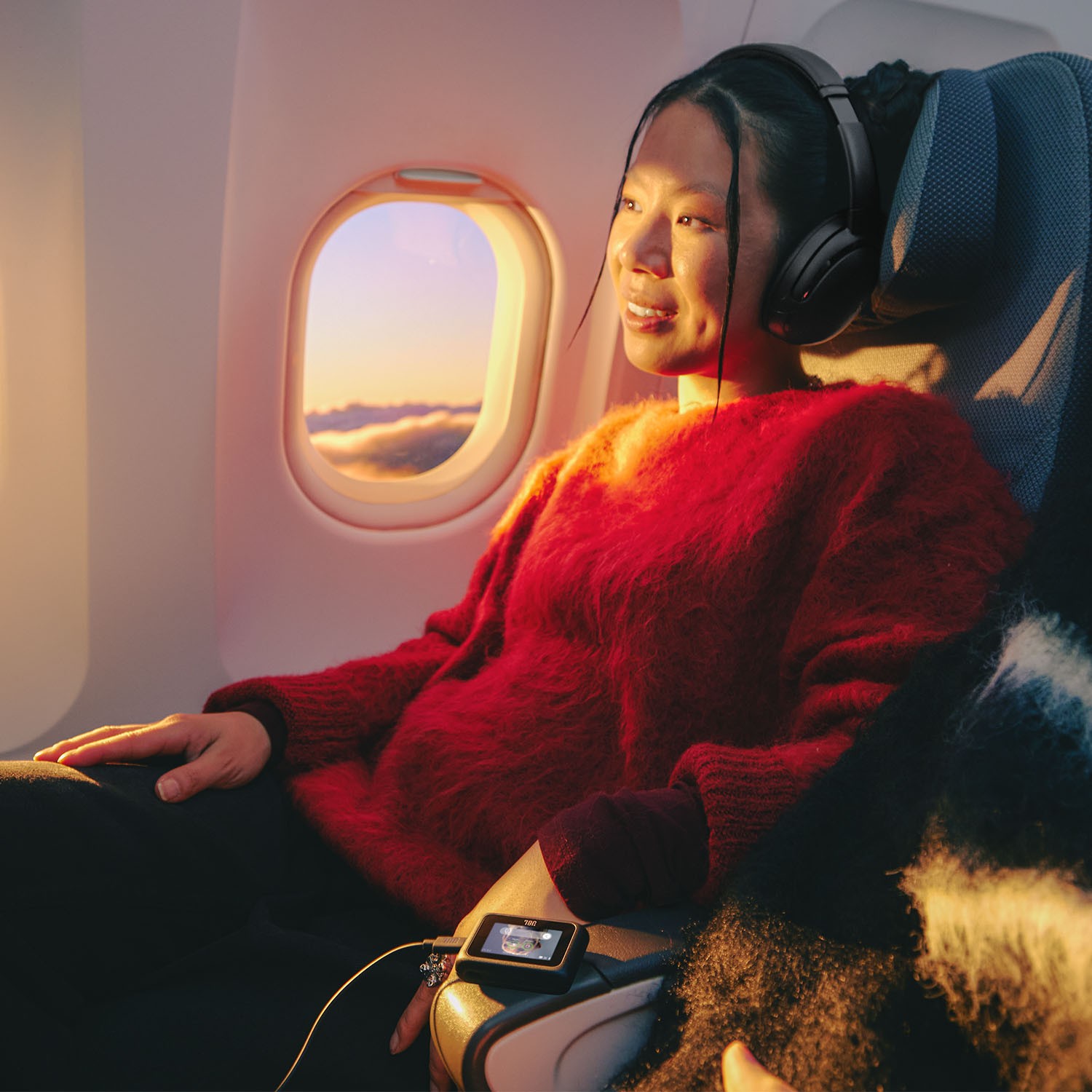 JBL Tour One M3 SMART TX: Wireless Hi-Fi with a Smart Transmitter Twist 11 Great sound quality including JBL Spatial 360 sound with head tracking