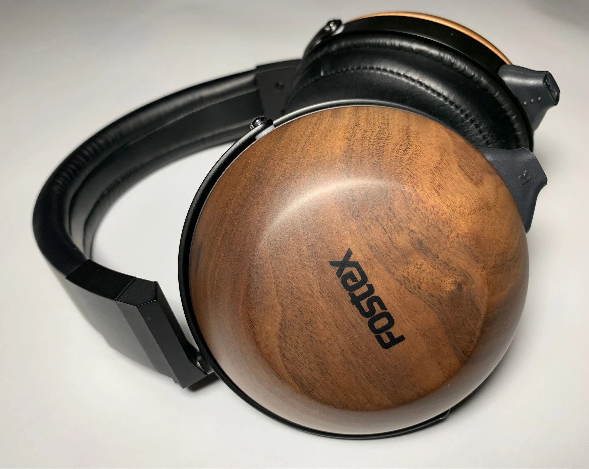 Fostex TH610 Review: Mature Sound in a Handcrafted Shell 11 The headphones sit comfortably on the head: the pressing force is slightly less than average, but since you will use them most of the time in a sitting position, they will not fly off.