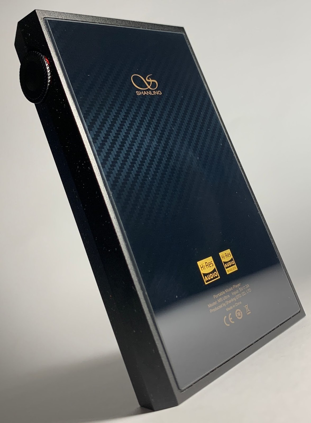 Shanling M5 Ultra Review: A Pure Hi-Fi Player for Those Who Just Want the Music 10 The weight and dimensions of the device are optimal: it weighs about the same as a modern smartphone, and the dimensions are even smaller, if you don't take into account the thickness, which is about 2 cm.
