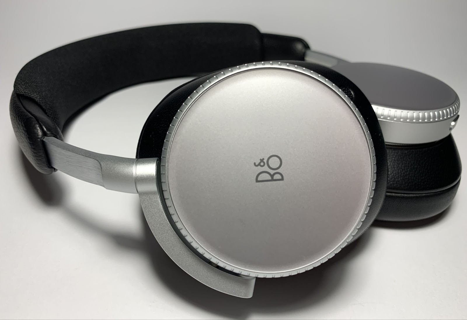 Beoplay H100 Review: Is Bang & Olufsen’s Flagship Worth the Price? 16 Bang & Olufsen Beoplay H100 is undoubtedly a flagship product that will continue to improve over the years.