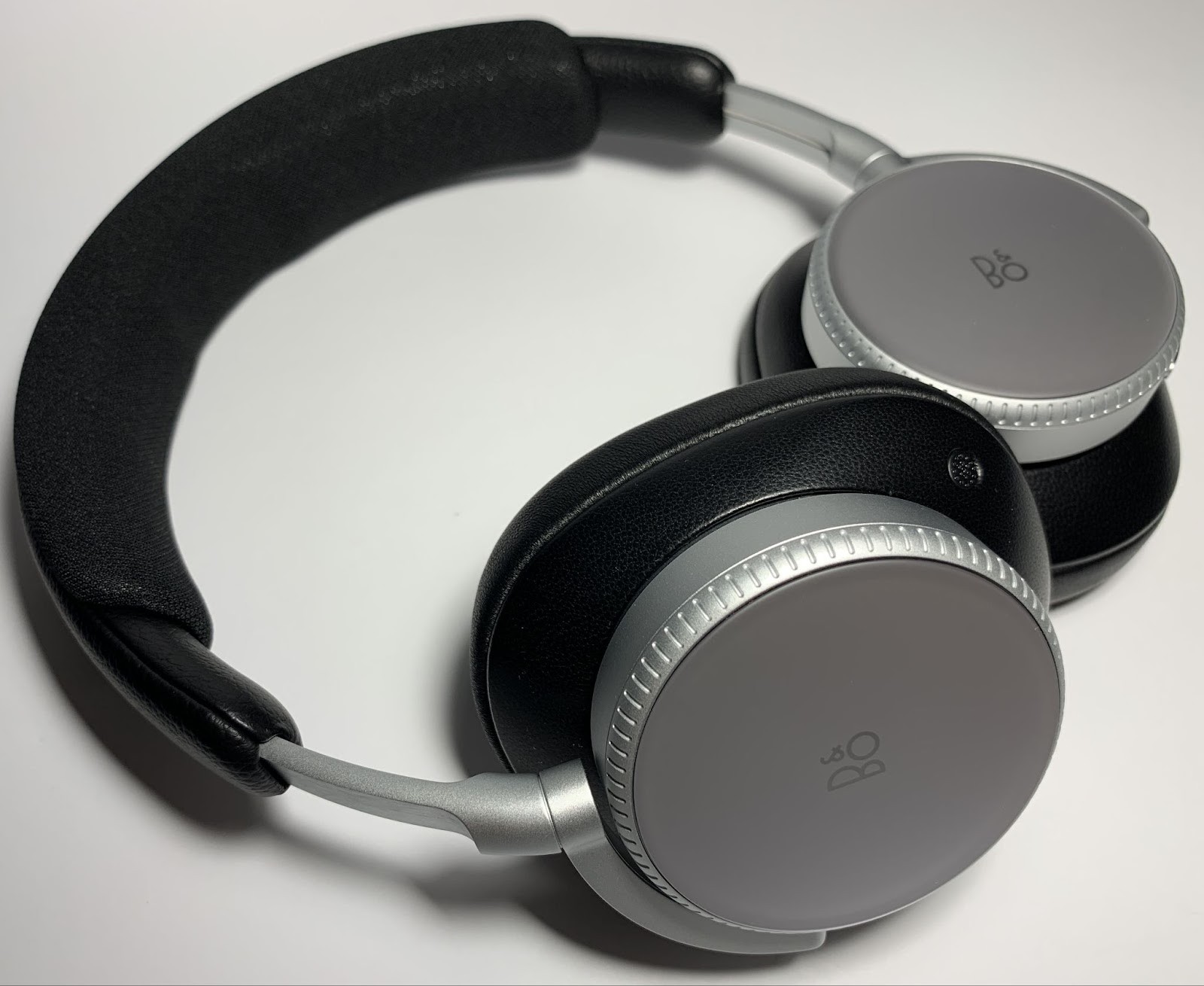 Beoplay H100 Review: Is Bang & Olufsen’s Flagship Worth the Price? 15 Genre-wise, the headphones turned out to be quite versatile, which, in general, is not surprising, given the brand's philosophy.