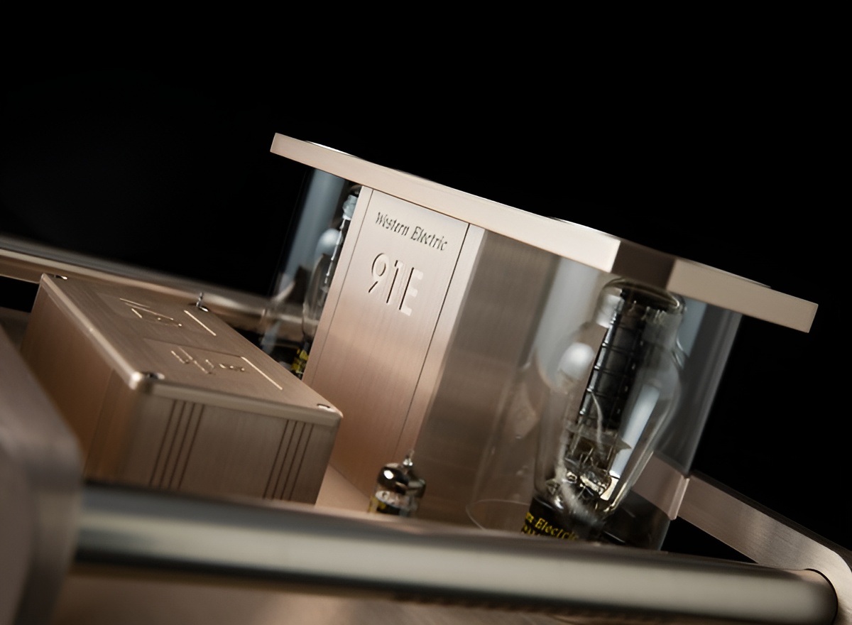 Western Electric Type 91E: The Ultimate 300B Integrated Tube Amplifier Reborn 8 The design emphasizes the WE 300B output tube, focusing all attention on the glass-coated WE 300B output tube, with only WE's ECC81 vacuum tube and output transformer simply placed on the top plate.