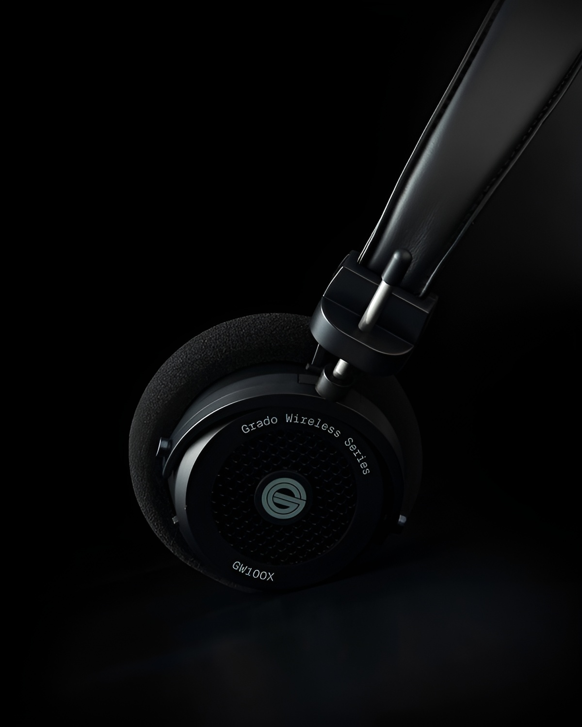 Grado GW100x Review: Classic Open-Back Sound, Finally Free of Cables 9 Once you put them on, they are a product that stands out with its retro yet hip feel, and I hear that there are actually a lot of young people who are looking for them.