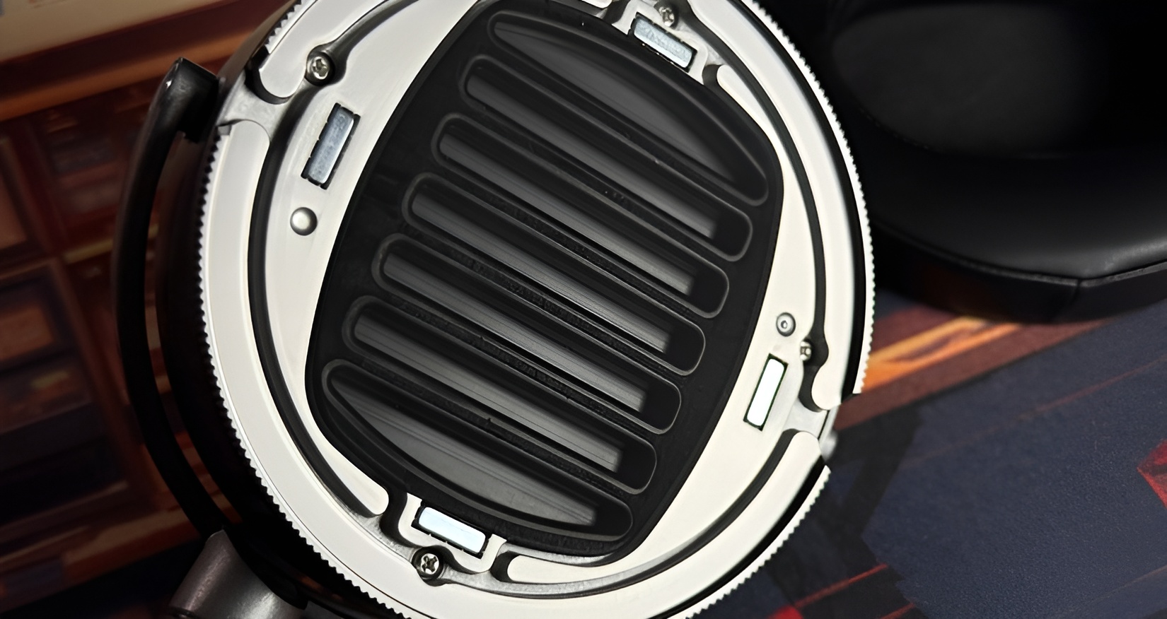 Audeze LCD-S20 Review: Professional Planar Sound Without Open-Back Limits 9 Being by definition closed headphones, the Audeze LCD-S20 has almost all the advantages of partially closed headphones and does not have their disadvantages.