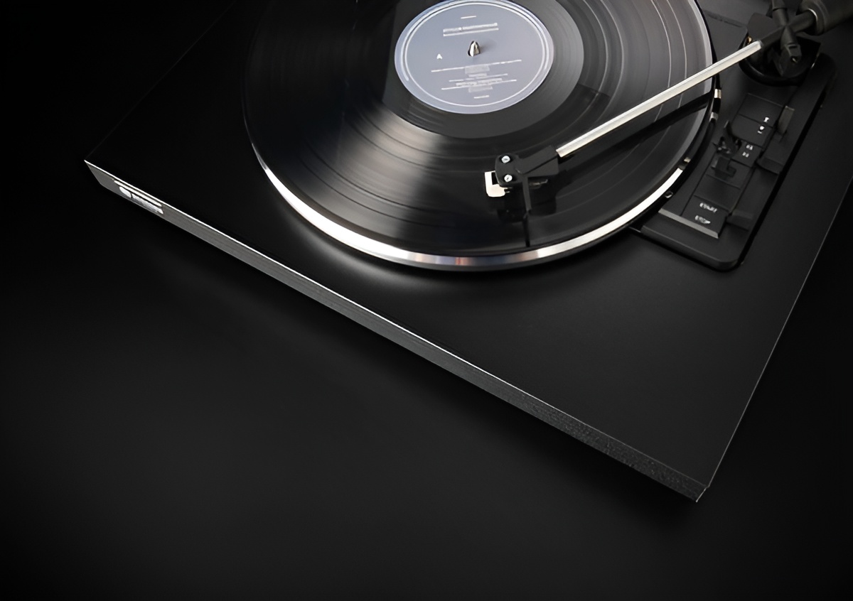 REKKORD Audio F110P Review: The Easiest Way to Fall in Love with Vinyl This Winter 13 The F110P is a fully automatic turntable that allows you to enjoy LPs without knowing anything about turntables.