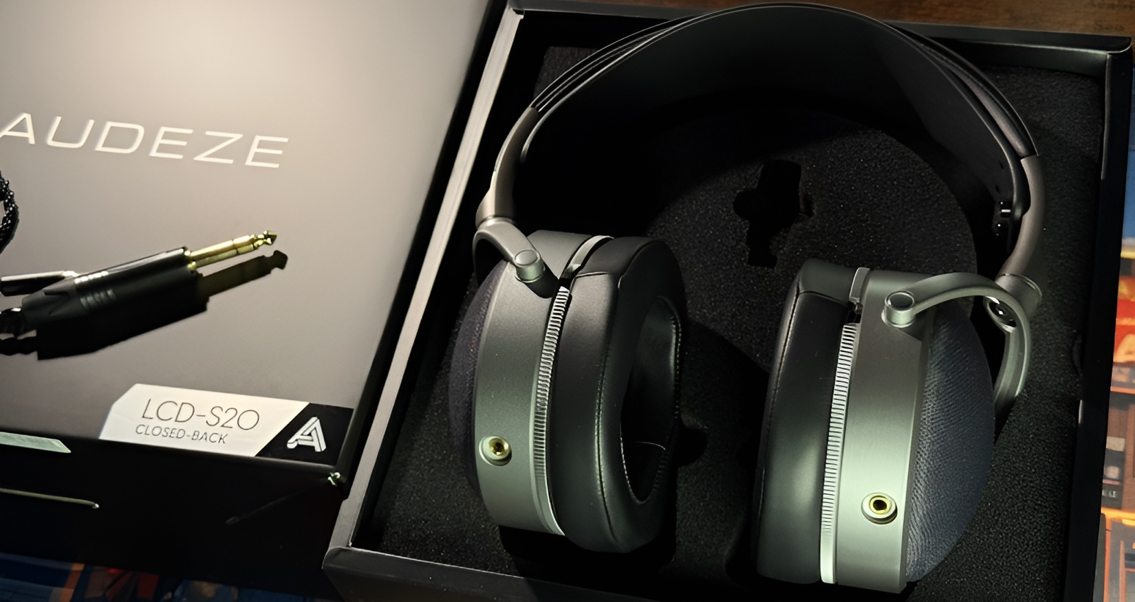 Audeze LCD-S20 Review: Professional Planar Sound Without Open-Back Limits 8 The box from the Audeze LCD-S20 turned out to be quite familiar - we saw it on both the Audeze Maxwell and the MM-100.
