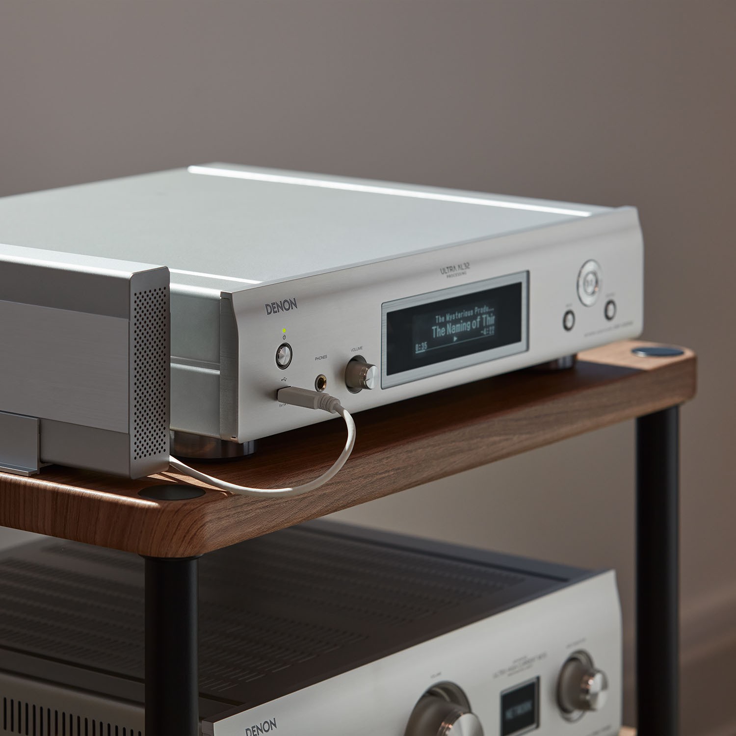 Denon DNP-2000NE: Audiophile Streaming Meets Classic Hi-Fi 13 There's also a variable output, so you can connect the DNP-2000NE directly to a power amplifier if you've said goodbye to analog music sources anyway. A smart solution that opens the door to completely new and exciting audiophile combinations.