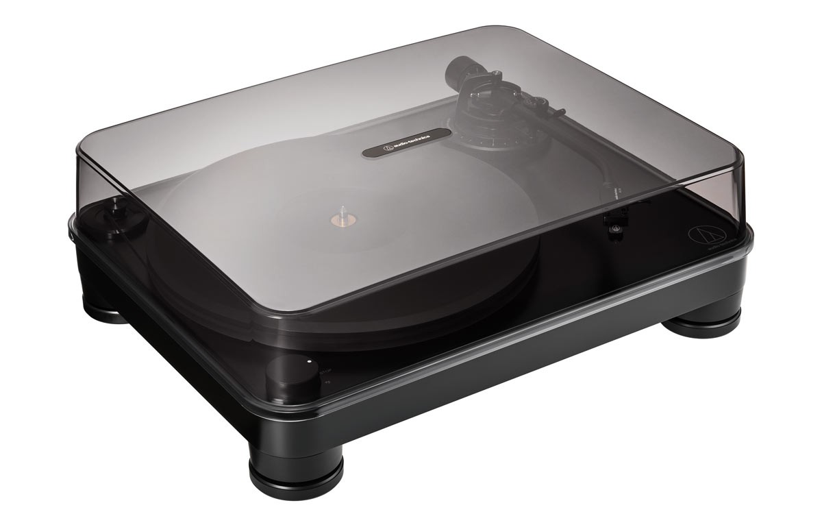 Audio-Technica AT-LP7X: A Serious Acrylic-Platter Turntable for Vinyl Purists 11 An integrated, switchable phono preamplifier supports both MM and MC cartridges, facilitating integration into various hi-fi systems. Precise speeds at 33⅓ and 45 rpm are ensured by an optical sensor system, complemented by vibration-damped motor mounting, isolating feet, and an external power supply.