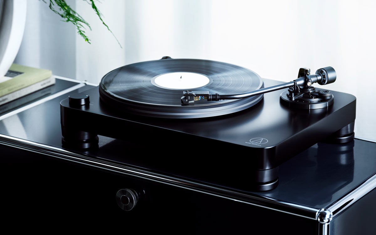Audio-Technica AT-LP7X: A Serious Acrylic-Platter Turntable for Vinyl Purists 8 This belt-driven vinyl player not only boasts a stylish design but also a long list of features
