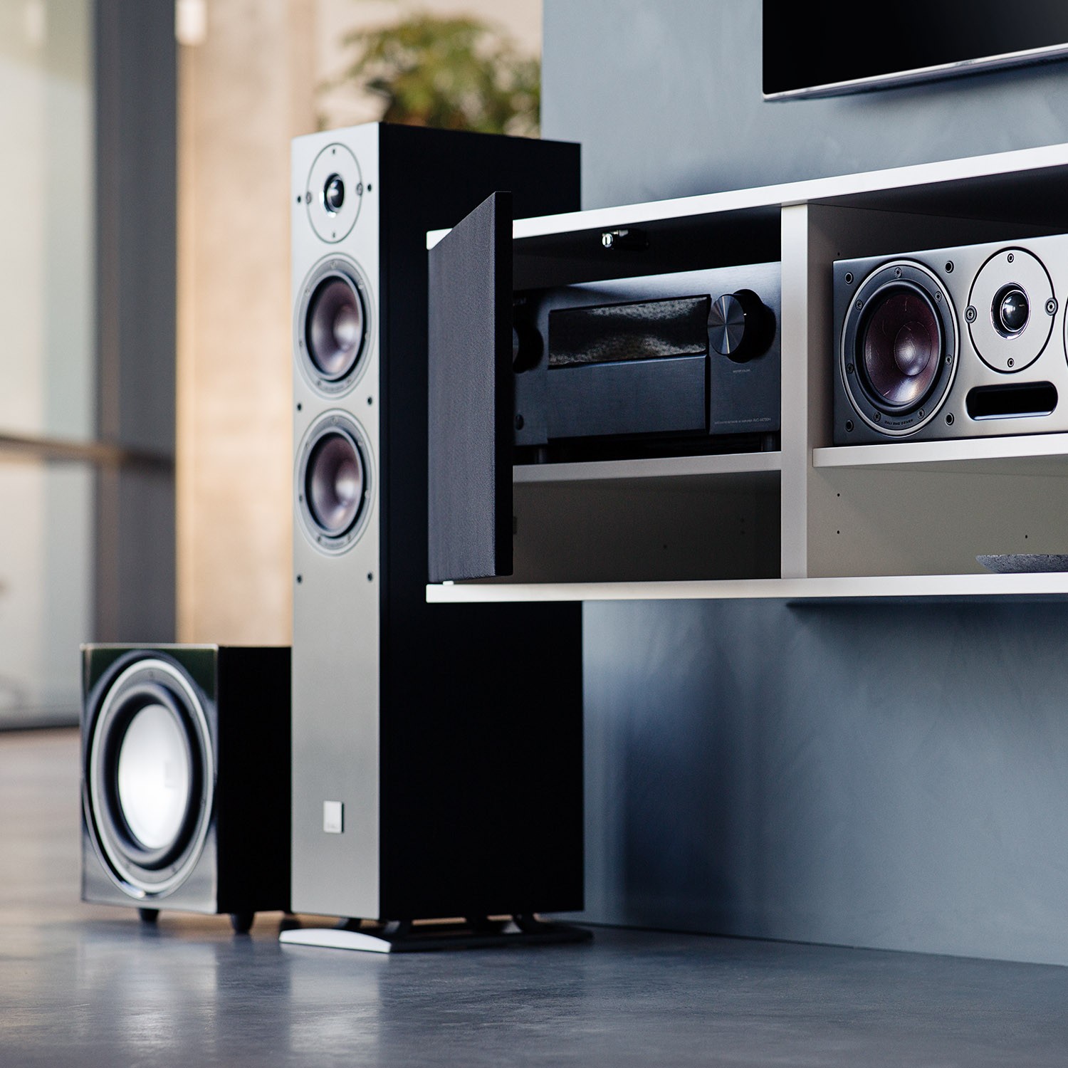 DALI OBERON 5: Slim Floorstanding Speakers with Big Hi-Fi Sound 12 The reddish-brown bass/midrange drivers with real wood fiber in the cones have become one of DALI's trademarks, and are used in even their most exclusive series.
